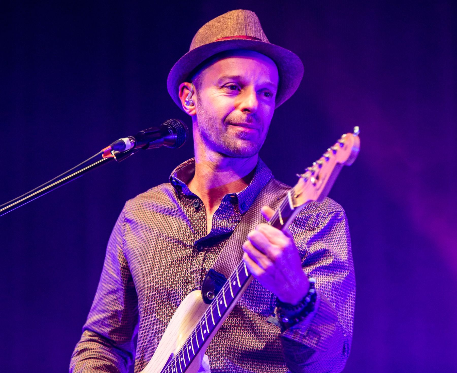 Cédric B., guitariste chanteur, en concert