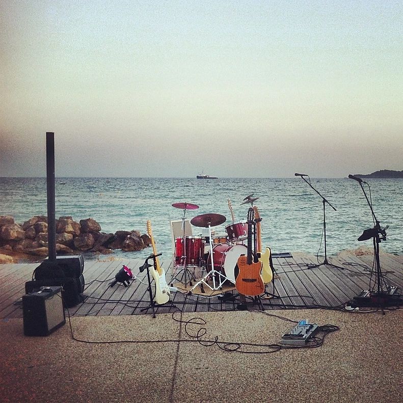 Scène musicale en bord de mer près de Toulon