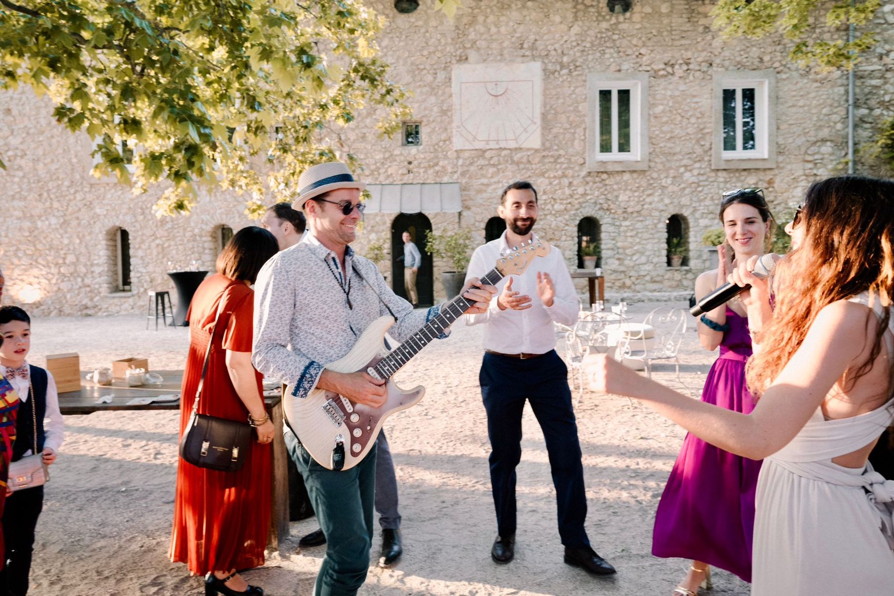 Musique live au cocktail d'un mariage